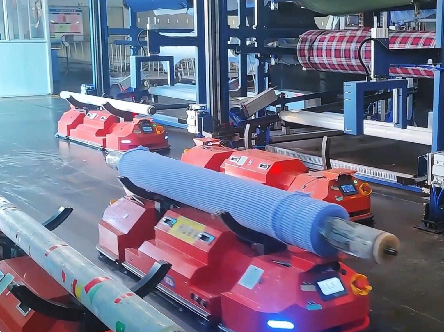 專為紡織業(yè)搬運(yùn)而研發(fā)，快捷落布式搬運(yùn)機(jī)器人，更靈活更便捷！